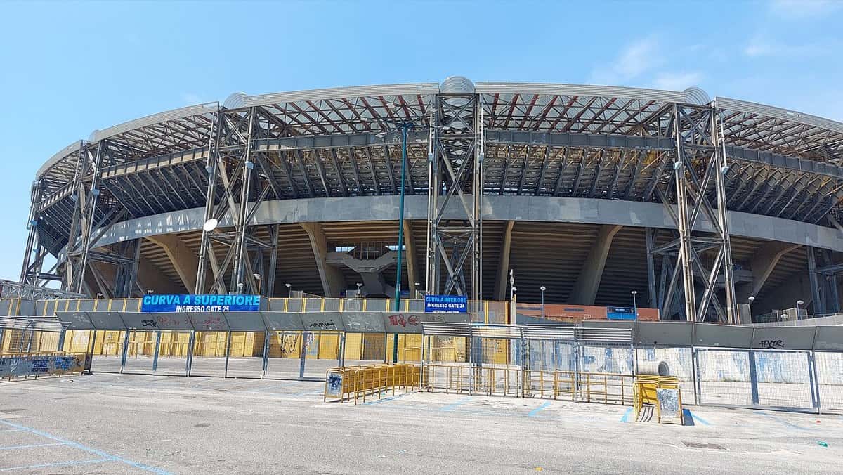 El estadio Diego Armando Maradona de Nápoles visto desde afuera, con su estructura de hierro y el cartel de acceso a la Curva A; foto de archivo de julio de 2022 (foto: Joris, Wikimedia Commons, licencia CC BY-SA 4.0)