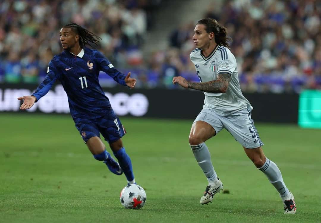 Michael Olise, de Francia, y Riccardo Calafiori, de Italia, corren detrás de la pelota en el Stade de France