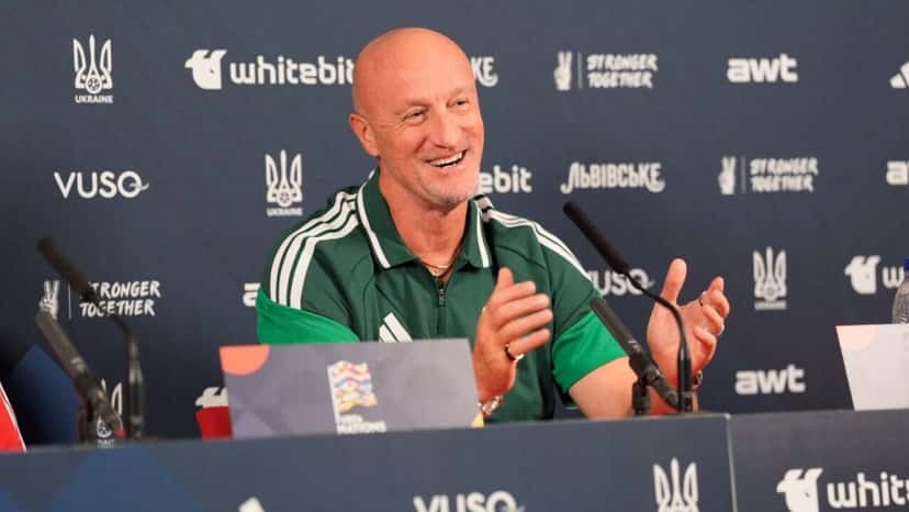 Marco Rossi, entrenador de Hungría, sonríe con un buzo verde durante la conferencia de prensa previa al partido ante Ucrania, frente a un panel con logos de la federación ucraniana y de la Nations League. Foto difundida por la federación húngara (MLSZ)
