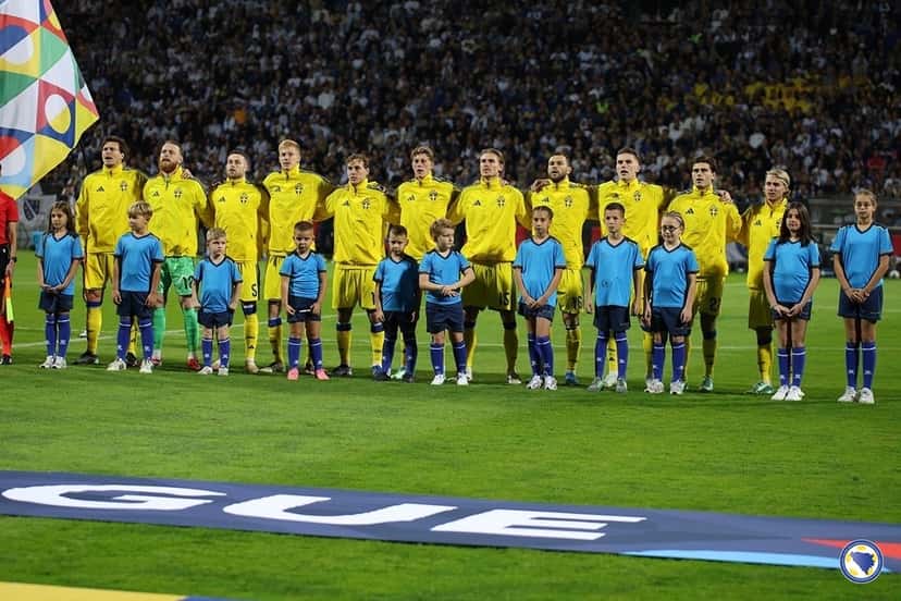 Los titulares de Suecia, con la camiseta amarilla, forman junto a los chicos de la ceremonia antes de jugar ante Bosnia y Herzegovina por la Nations League. Foto de archivo del 2 de octubre de 2026, difundida por la federación de Bosnia y Herzegovina