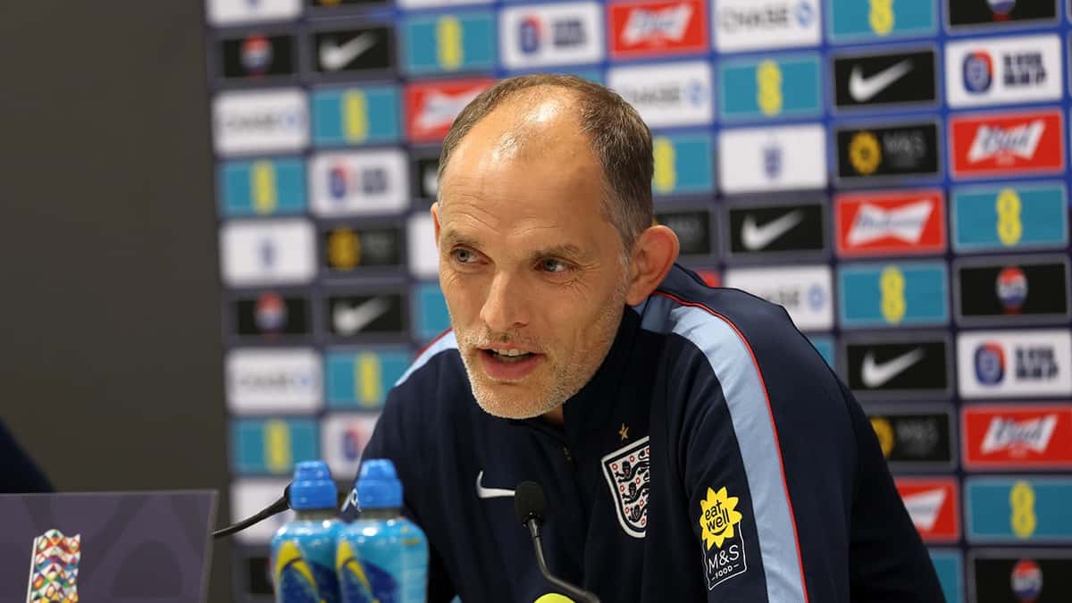 Thomas Tuchel, entrenador de Inglaterra, con campera azul de la selección, habla en la conferencia de prensa previa al partido con Chequia, en una foto difundida por la federación inglesa
