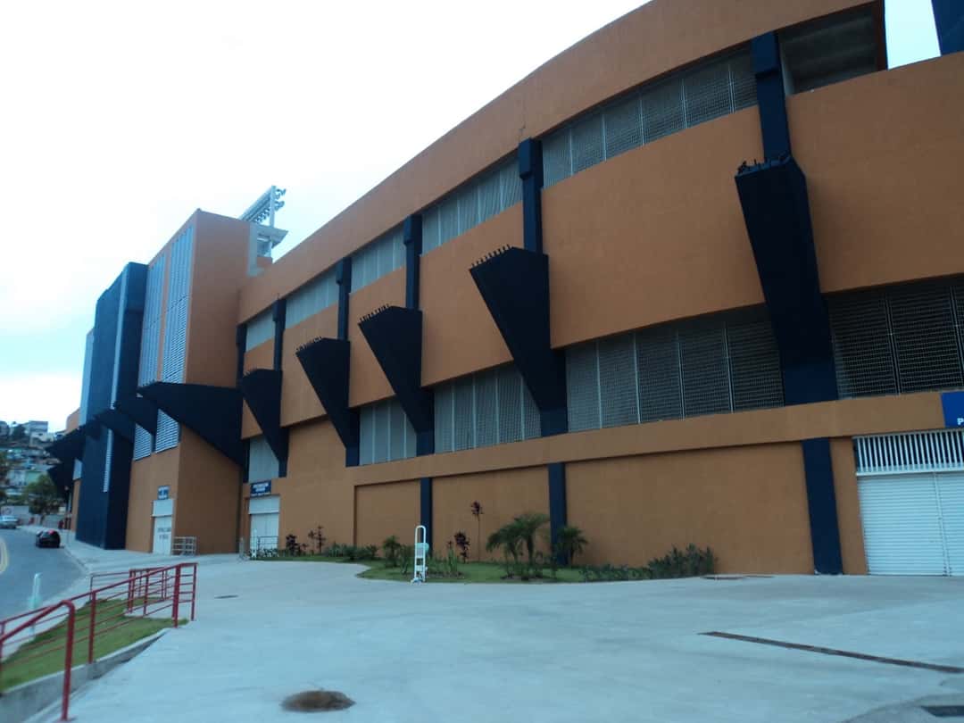 El exterior de la Arena Barueri, con su fachada naranja y columnas azules, en un día nublado; foto de archivo de 2011 (foto: Luca.s, Wikimedia Commons, licencia CC BY 3.0)