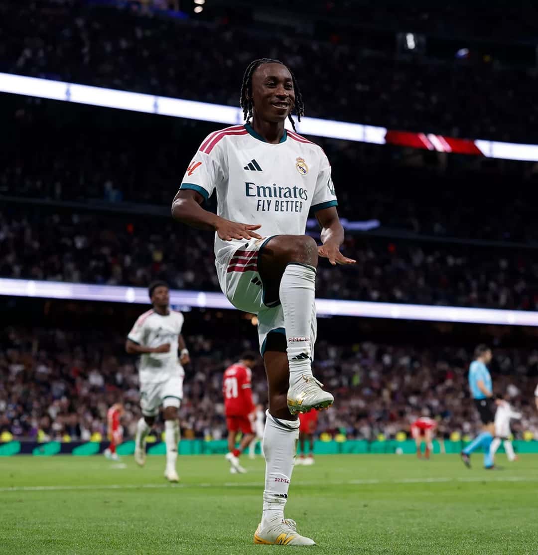 Yan Diomande, con la camiseta blanca del Real Madrid y el número 25, festeja su gol levantando una rodilla en el Bernabéu, con jugadores del Sevilla de rojo detrás (foto: Real Madrid C.F.)