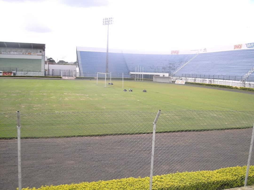 La cancha y la tribuna lateral del estadio Campos Maia, del Mirassol, vistas desde atrás del alambrado; foto de archivo (foto: Renato Patinhas, Wikimedia Commons, licencia CC BY 3.0)