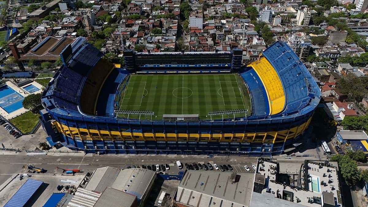 Vista aérea de la Bombonera, el estadio de Boca, con sus tribunas azules y amarillas rodeadas por las casas del barrio de La Boca; foto de archivo de octubre de 2025 (foto: ProtoplasmaKid, Wikimedia Commons, licencia CC BY-SA 4.0)