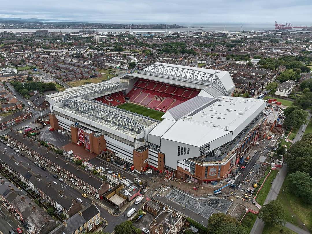 Vista aérea de Anfield, el estadio del Liverpool, con sus tribunas rojas y el barrio que lo rodea; foto de archivo de 2023 (foto: Arne Müseler, Wikimedia Commons, licencia CC BY-SA 3.0 DE)