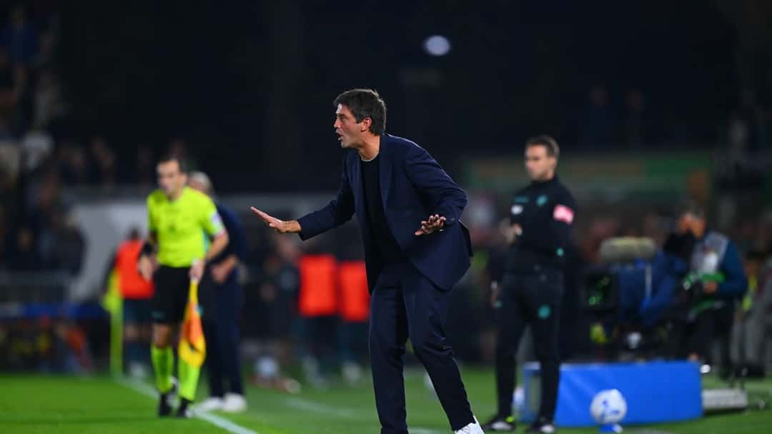 Cristian Chivu, entrenador del Inter, de traje azul, da indicaciones desde el costado de la cancha (foto: prensa FC Internazionale Milano)