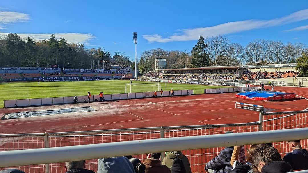 El estadio Municipal do Fontelo, en Viseu, con su pista de atletismo y las tribunas con público en un día soleado; foto de archivo de 2025 (foto: OlussMémèle, Wikimedia Commons, dominio público CC0)