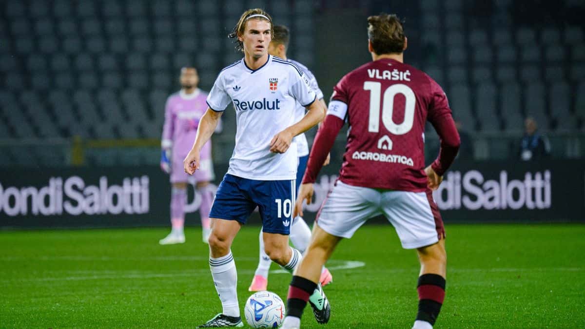 Nico Paz, con la camiseta blanca y el número 10 del Como, maneja la pelota frente a Nikola Vlasic, del Torino, en el estadio Olímpico Grande Torino (foto: prensa Como 1907)