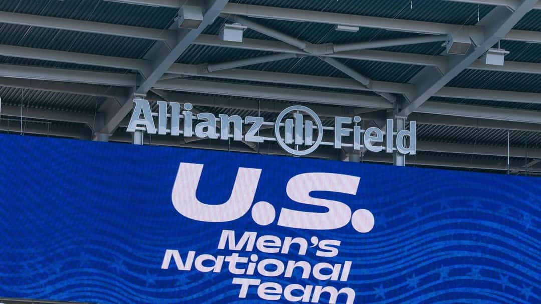 El cartel del Allianz Field sobre la pantalla gigante del estadio, que muestra el logo de la selección masculina de Estados Unidos, en la previa del partido ante Canadá en Saint Paul (foto: prensa oficial de US Soccer)
