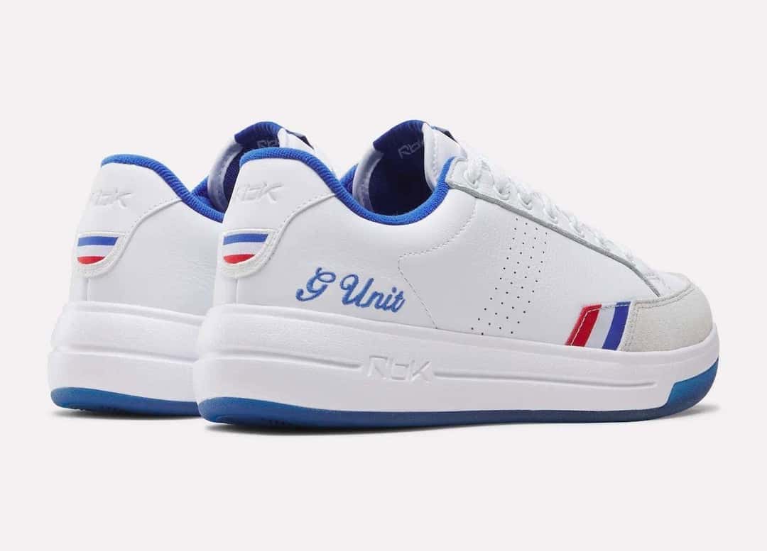 Par de Reebok G-Unit G6 desde atrás, con G Unit bordado en azul en el talón, el logo de Reebok en relieve y las franjas rojas, blancas y azules
