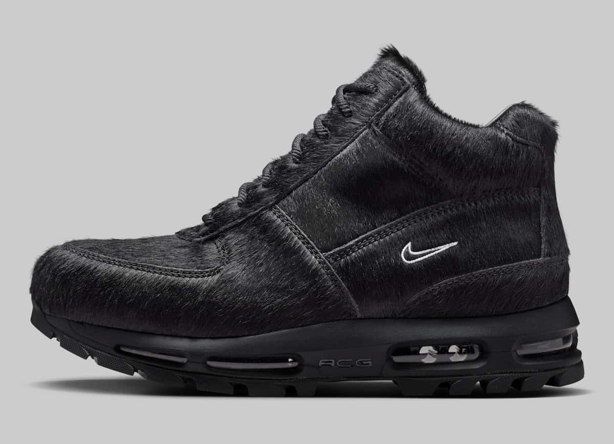 Nike Air Max Goadome Black Pony Hair de perfil sobre fondo gris, toda negra con pelo de potro, Swoosh blanco bordado y suela negra con cámara de aire
