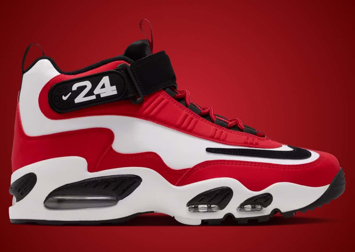 Nike Air Griffey Max 1 Cincinnati Reds de perfil lateral sobre fondo rojo, con upper rojo y blanco, Swoosh negro, correa negra con el número 24 en blanco y unidades Air visibles en la mediasuela blanca