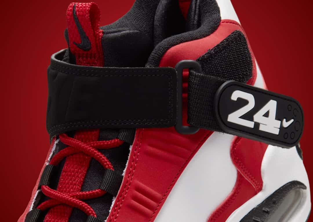 Detalle de la correa del Nike Air Griffey Max 1 Cincinnati Reds, en negro con el número 24 y un Swoosh en blanco, sobre el upper rojo y los cordones rojos
