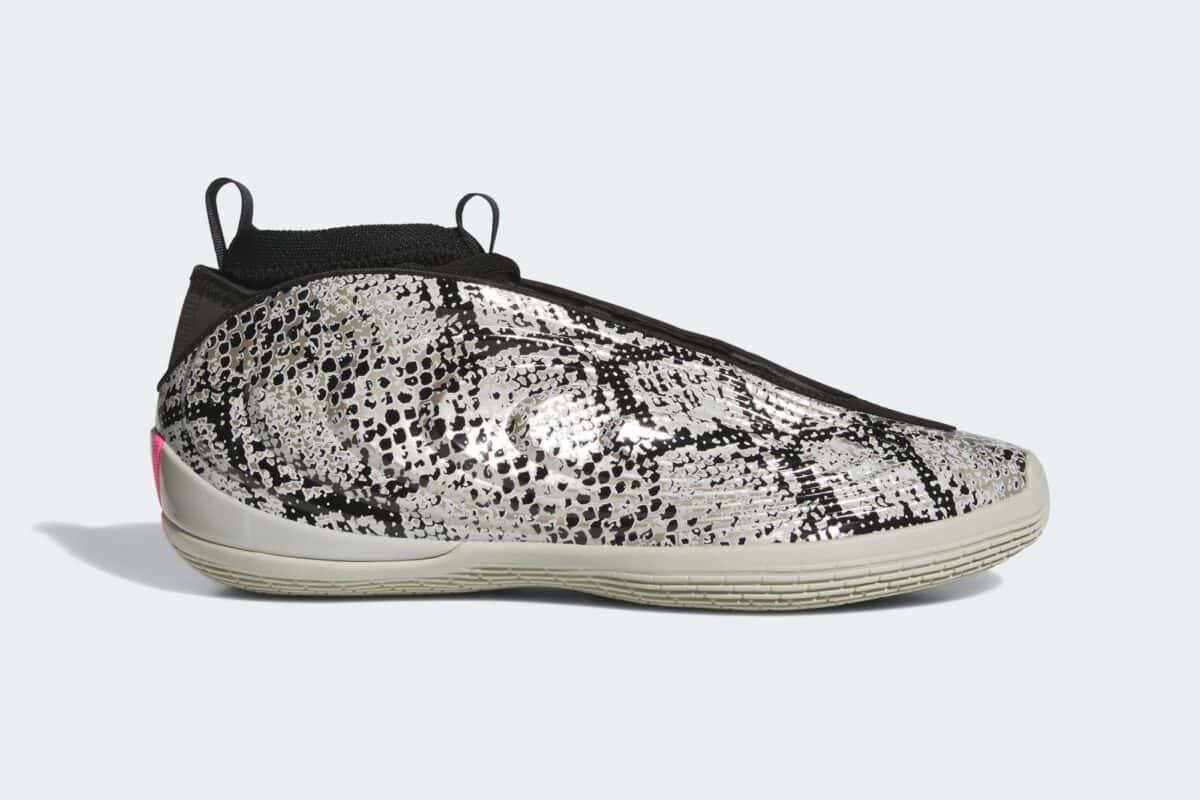Vista lateral de la adidas Harden Vol. 10 Snakeskin sobre fondo gris claro, con la carcasa cubierta de estampado de víbora en gris, negro y blanco hueso, bota de tejido negra con dos tiradores y suela color hueso con un toque rosa en el talón