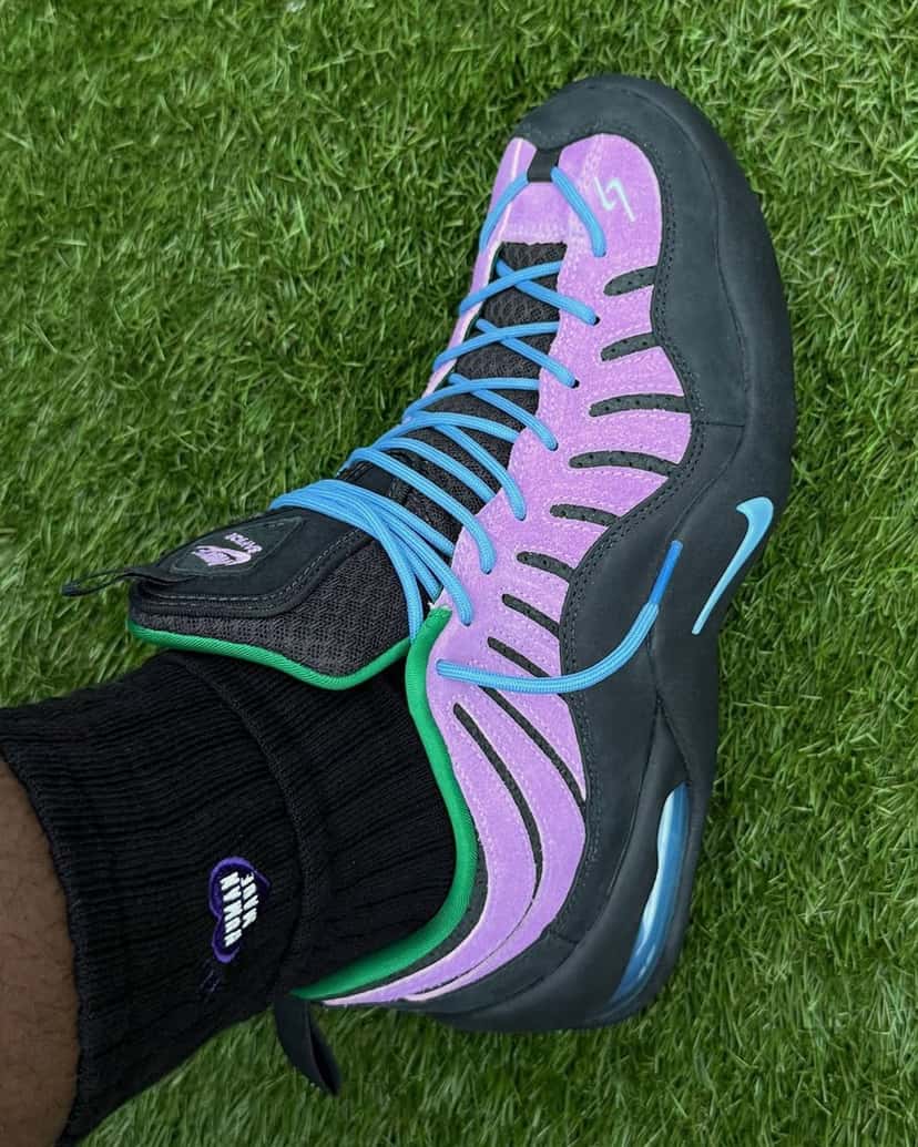 Vista desde arriba del Jae Tips x Nike Air Bakin Low Purple Stardust puesto, con los overlays de suede violeta, los cordones celestes y el cuello verde