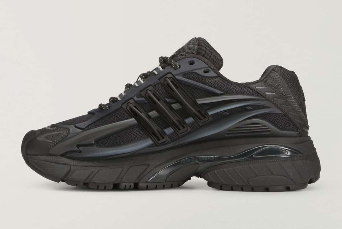 Pharrell x adidas Adistar Jellyfish Triple Black de perfil, toda negra, con capas de malla y piezas moldeadas y una suela voluminosa