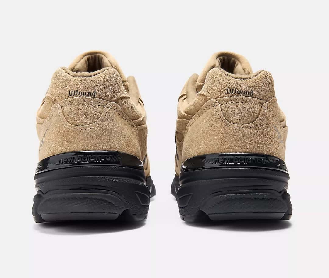 Talones del JJJJound x New Balance 990v3 Tan Suede, con la gamuza tan, el logo JJJJound en el talón y la suela negra
