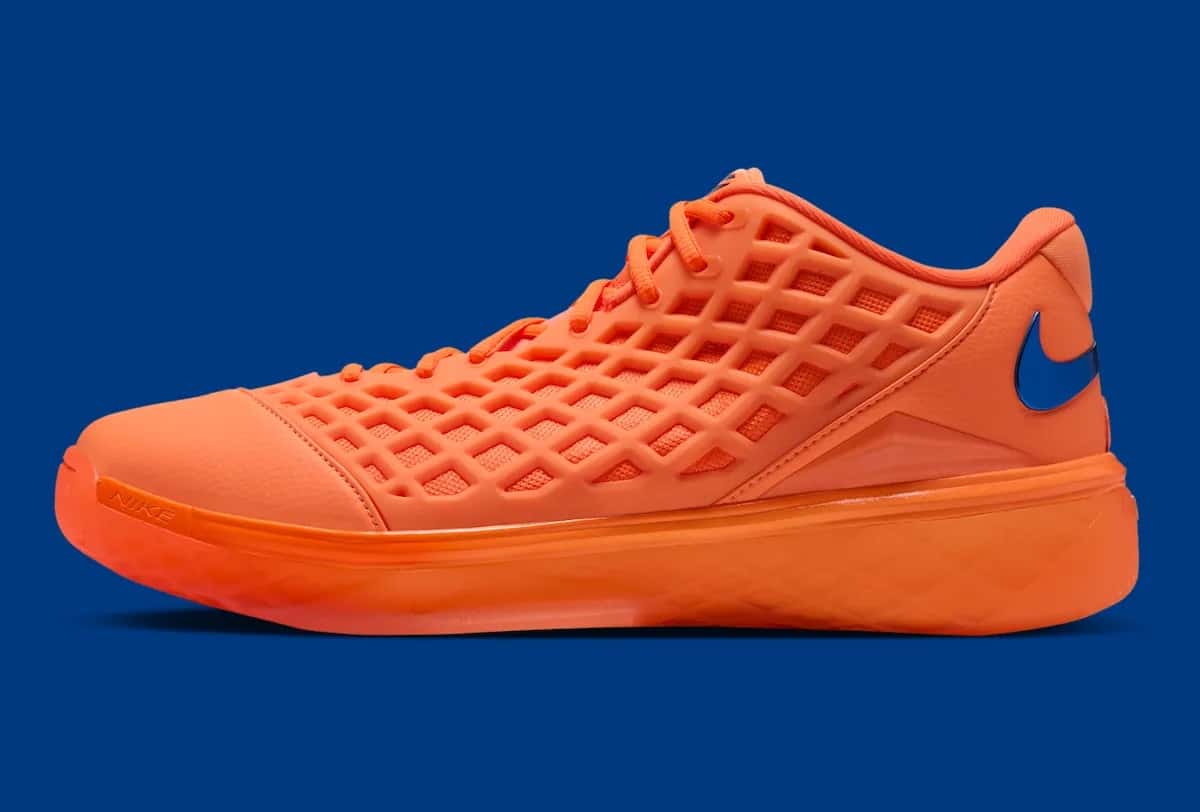 Nike Kobe 3 Low Protro Arancia de perfil, toda naranja con el Swoosh azul metalizado, sobre fondo azul