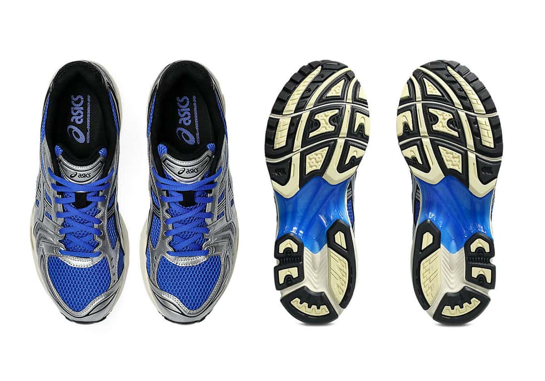Vista superior y suela del ASICS GEL-Kayano 14 Illusion Blue Pure Silver sobre fondo blanco: a la izquierda el par desde arriba con malla azul y capas plateadas, a la derecha las suelas con goma negra, sectores azules translúcidos y crema