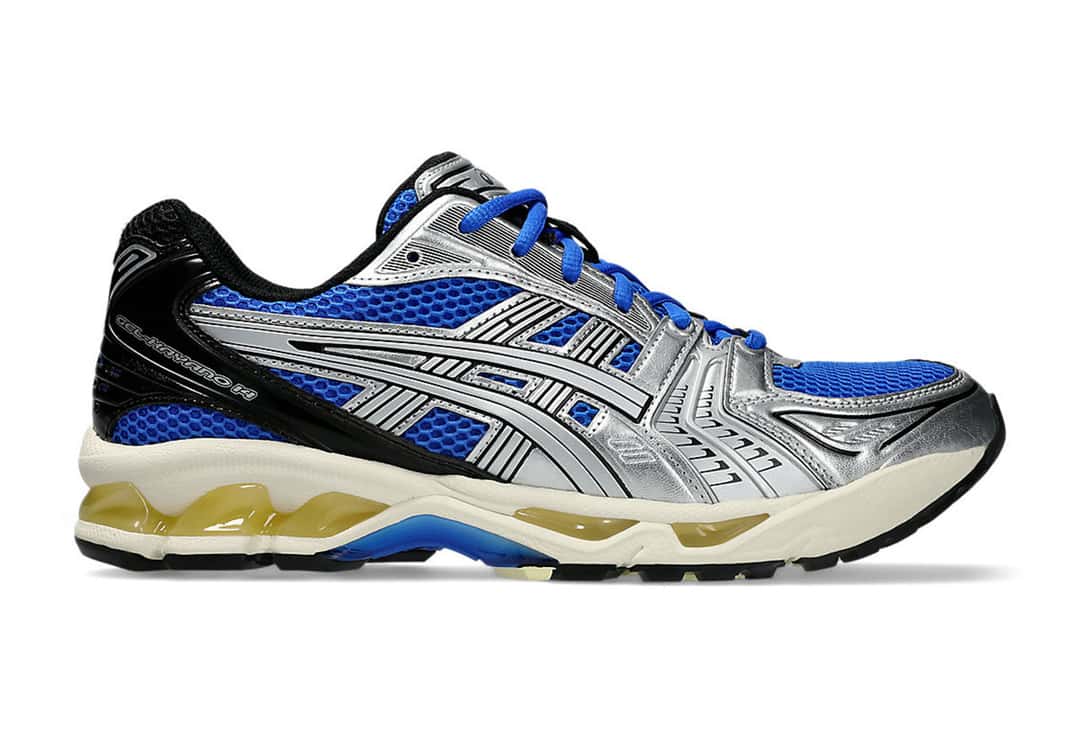 ASICS GEL-Kayano 14 Illusion Blue Pure Silver de perfil desde el lado medial sobre fondo blanco, con malla azul, capas plateadas, talón negro, mediasuela crema y la unidad GEL a la vista