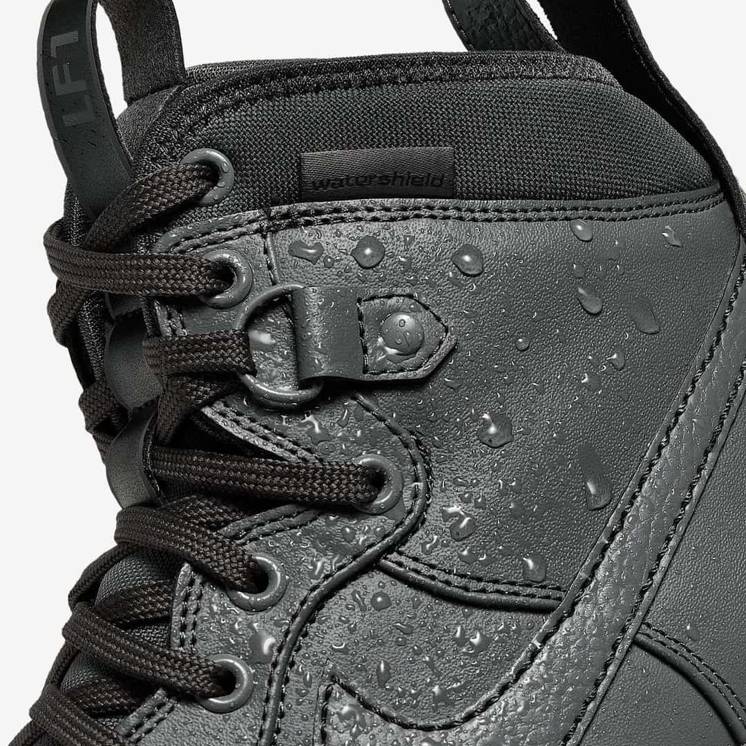 Detalle de la Nike Lunar Force 1 Duckboot Iron Grey con gotas de agua sobre el cuero gris, los ganchos metálicos y el Swoosh