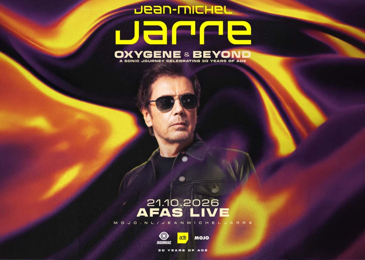 Afiche oficial del show de apertura del ADE 2026: Jean-Michel Jarre con anteojos oscuros y campera de cuero negra sobre un fondo de ondas violetas y amarillas, con el título Oxygène & Beyond, la fecha 21.10.2026 y el nombre AFAS Live