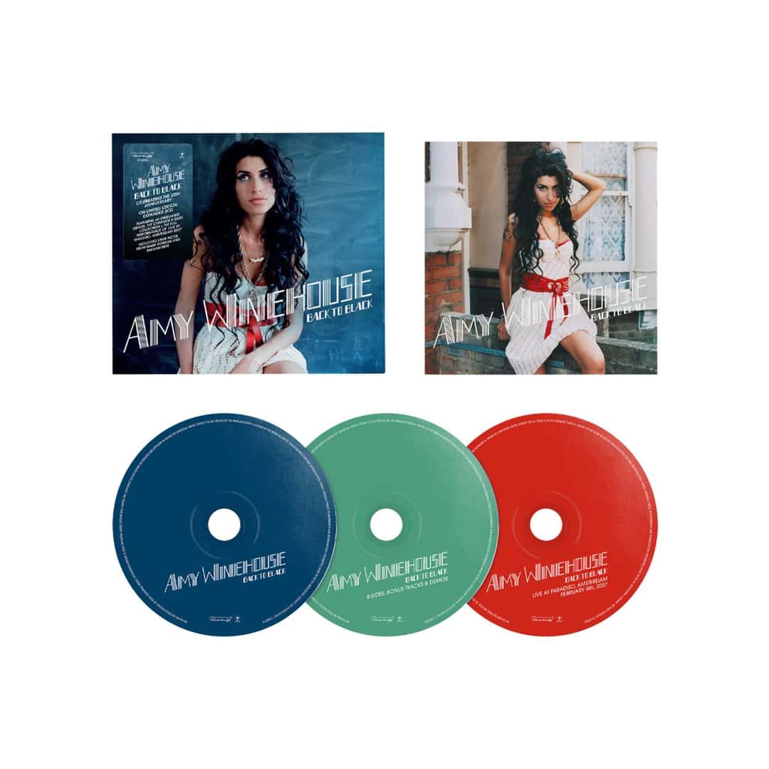 La edición en triple CD de «Back to Black 20»: la tapa, una foto de Amy con vestido blanco y cinturón rojo, y tres CD en azul, verde y rojo