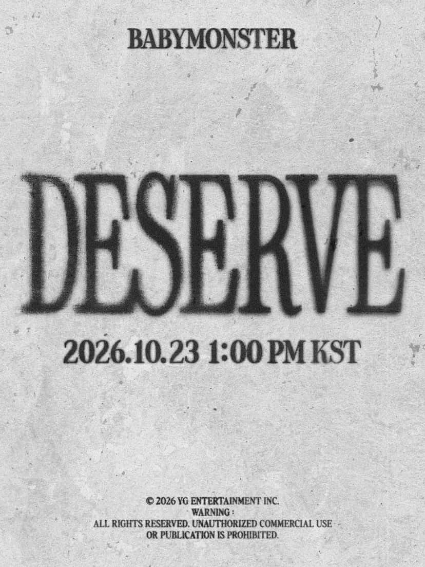 Afiche oficial de «DESERVE»: el nombre BABYMONSTER arriba y el título DESERVE en letras negras desgastadas sobre un fondo gris con textura de papel, con la fecha 2026.10.23 1:00 PM KST