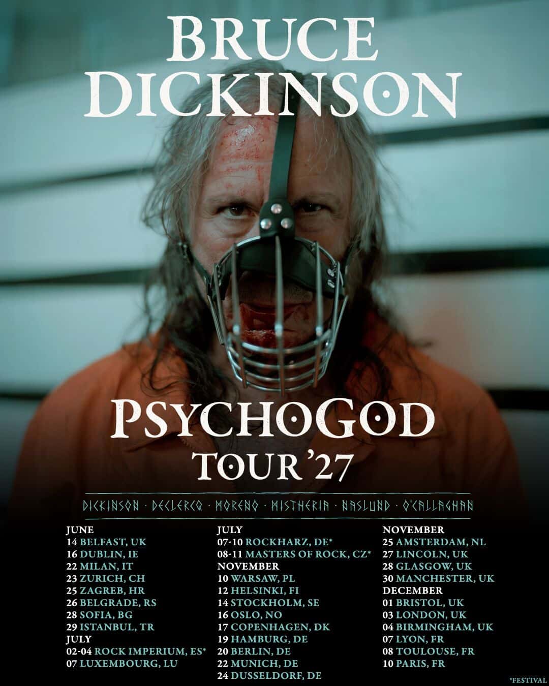 Afiche oficial del PsychoGod Tour '27 de Bruce Dickinson: el cantante con una mordaza de metal en la cara y un mameluco naranja, sobre la lista de fechas de junio a diciembre