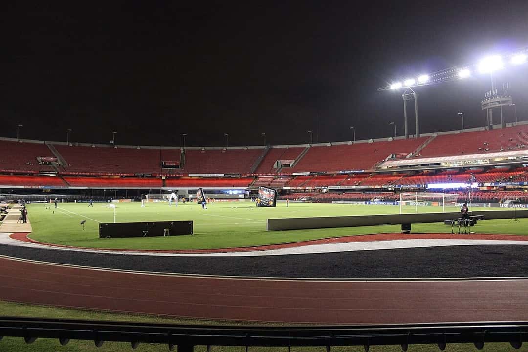 El Estadio Morumbis de San Pablo de noche, con el campo de juego iluminado y las tribunas rojas vacías antes de un partido (foto de archivo, abril de 2018). Foto: Horcoff, CC BY 4.0, vía Wikimedia Commons