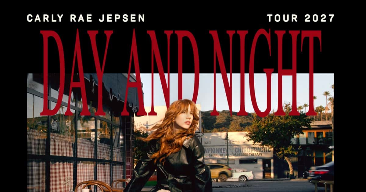 Arte oficial de la gira Day and Night 2027 de Carly Rae Jepsen: el título en grandes letras rojas sobre fondo negro y, debajo, la cantante con el pelo colorado al viento y campera de cuero negra en una vereda con palmeras