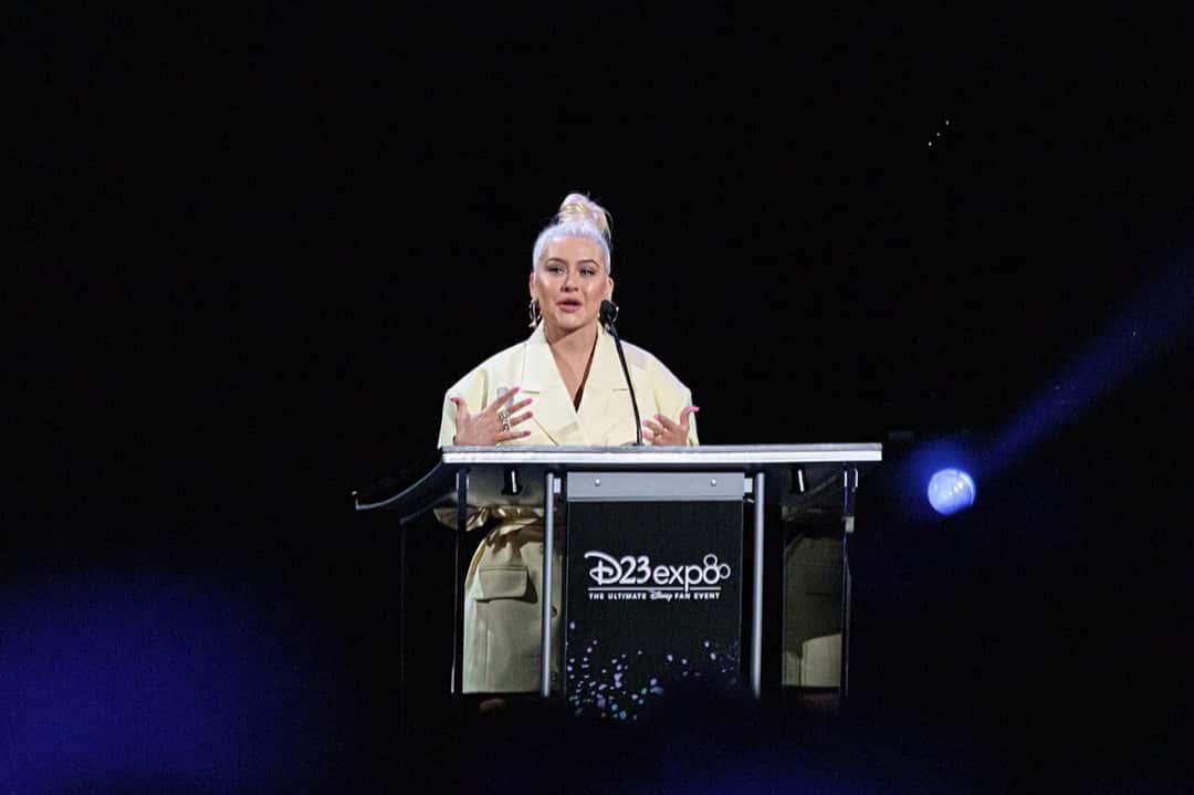 Christina Aguilera habla en un atril en la ceremonia de los Disney Legends de la D23 Expo, en agosto de 2019 (foto de archivo: nagi usano, CC BY-SA 2.0, vía Wikimedia Commons)