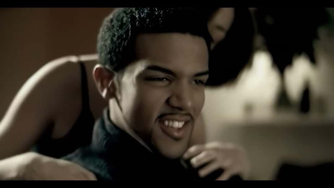 Fotograma del video oficial de «Fill Me In»: Craig David sonríe en una escena en blanco y negro (foto de archivo)