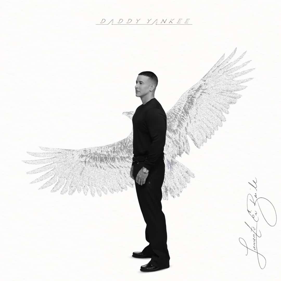 Portada de «Lamento en Baile», de Daddy Yankee: el artista, de negro, parado sobre un fondo blanco con dos grandes alas dibujadas a lápiz detrás