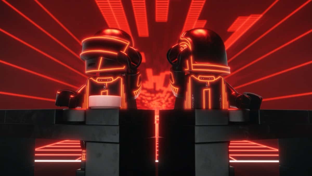 Imagen oficial del anuncio de Daft Punk y LEGO: las minifiguras de Thomas Bangalter y Guy-Manuel de Homem-Christo, con sus cascos de robot, detrás de una consola de ladrillos negros, frente a un fondo de líneas de neón rojas
