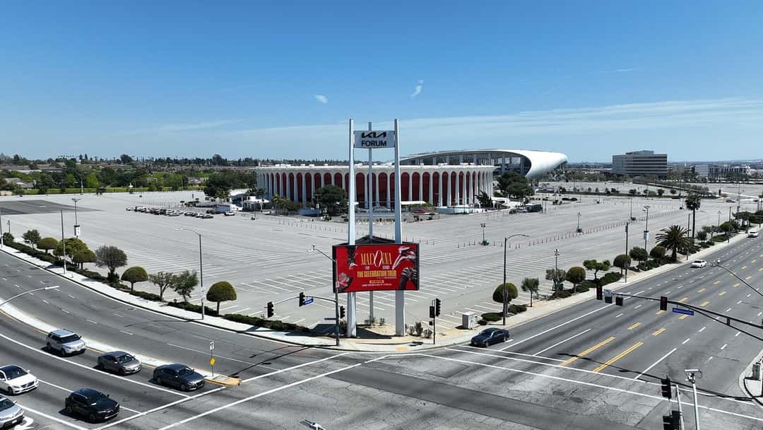 Vista aérea del Kia Forum de Inglewood, con su fachada de columnas rojas, el estacionamiento y el cartel de la entrada sobre la avenida (foto de archivo, 2023). Foto: Trafficali, CC BY-SA 4.0, vía Wikimedia Commons