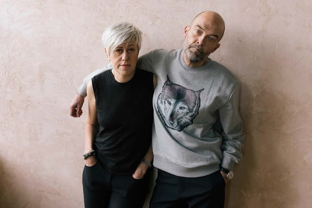 Tracey Thorn y Ben Watt, de Everything But the Girl, posan apoyados contra una pared rosada: ella con musculosa negra y él con un buzo gris con un lobo estampado, en Londres en diciembre de 2022 (foto de archivo). Foto: Edward Bishop, CC BY-SA 4.0, vía Wikimedia Commons
