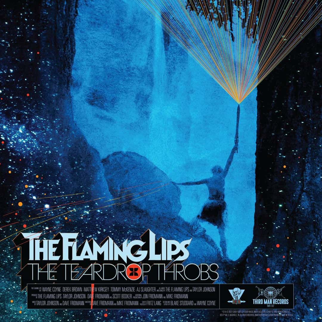 Portada de «The Teardrop Throbs»: una figura sostiene una antorcha de la que salen rayos de colores, en una cueva azul con estrellas, con el nombre de la banda y el título abajo