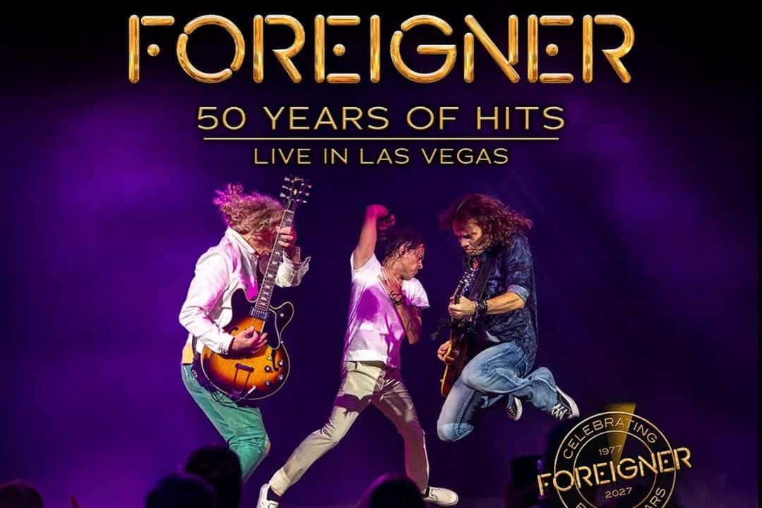 Afiche oficial de «Foreigner: 50 Years of Hits, Live in Las Vegas»: tres músicos saltan con sus guitarras sobre un escenario con luces violetas, con el logo de los 50 años de la banda abajo a la derecha