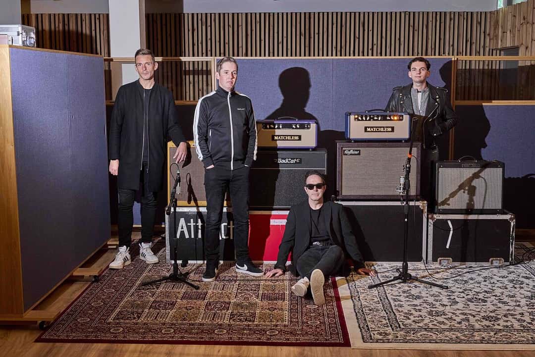 Los cuatro integrantes de Glasvegas posan en un estudio de grabación, entre amplificadores y alfombras, en 2026 (foto de archivo). Foto: Jan-Erik Lindkvist, CC0, vía Wikimedia Commons
