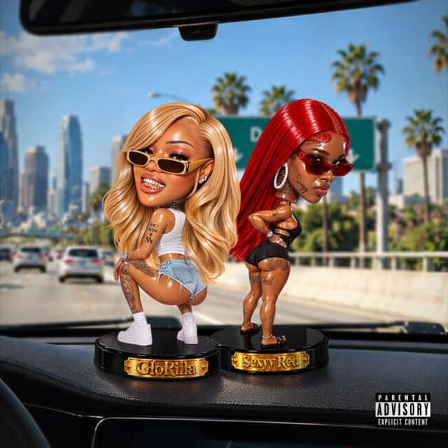 Portada oficial de «Jiggly Bow Bow»: muñecos cabezones de GloRilla, rubia con anteojos de sol, y de Sexyy Red, con pelo rojo, sobre bases negras con sus nombres en dorado, en el tablero de un auto con una autopista de fondo