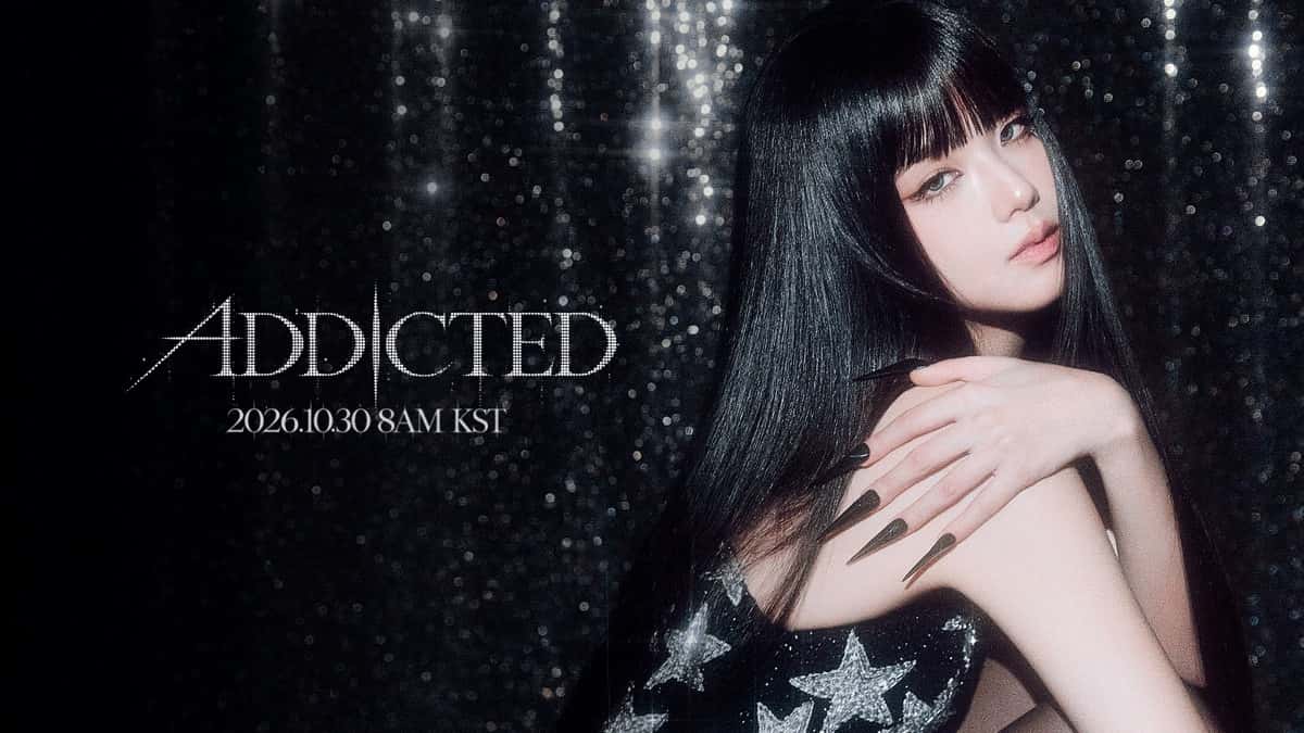 Jisoo, de pelo negro largo con flequillo y uñas largas negras, posa de costado con un vestido con estrellas plateadas frente a una cortina brillante, junto al título «ADDICTED» y la fecha de lanzamiento, en una imagen oficial