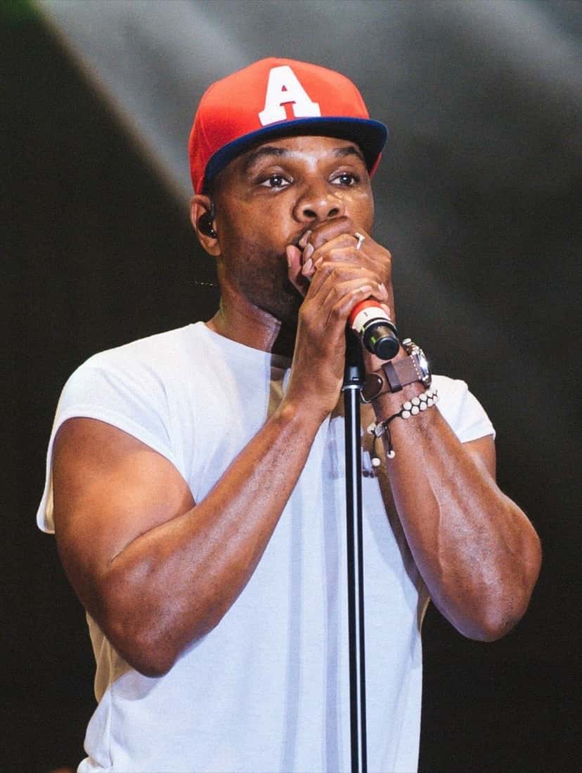 Kirk Franklin en vivo en el festival JoyFest de 2017, con gorra roja con una A blanca y musculosa blanca, cantando con el micrófono entre las manos (foto de archivo). Foto: CL Holly, CC BY 2.0, vía Wikimedia Commons