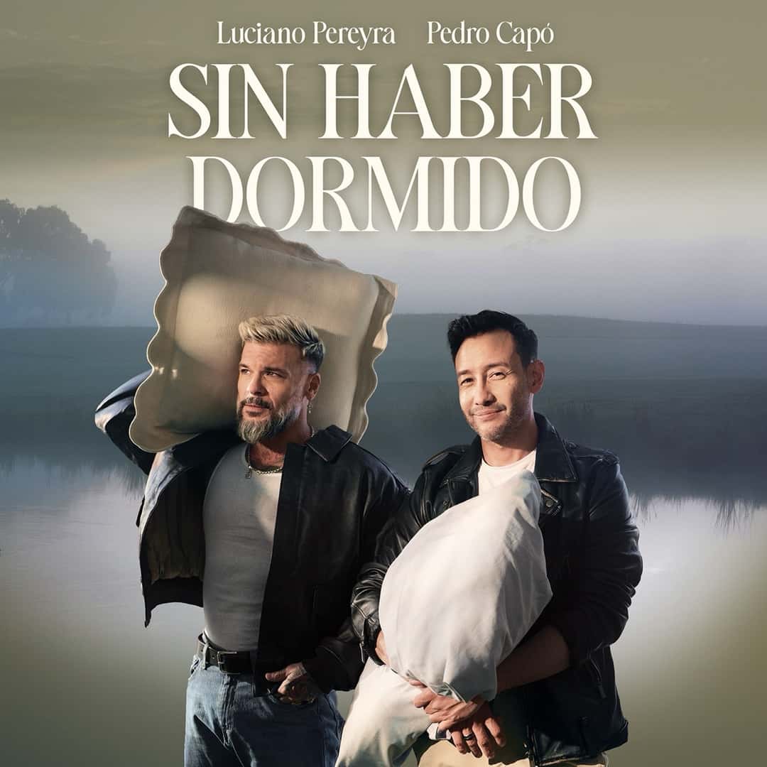 Portada del single «Sin Haber Dormido», de Luciano Pereyra y Pedro Capó: los dos cantantes, de campera negra, abrazan almohadas blancas a orillas de un lago con niebla (foto de archivo)