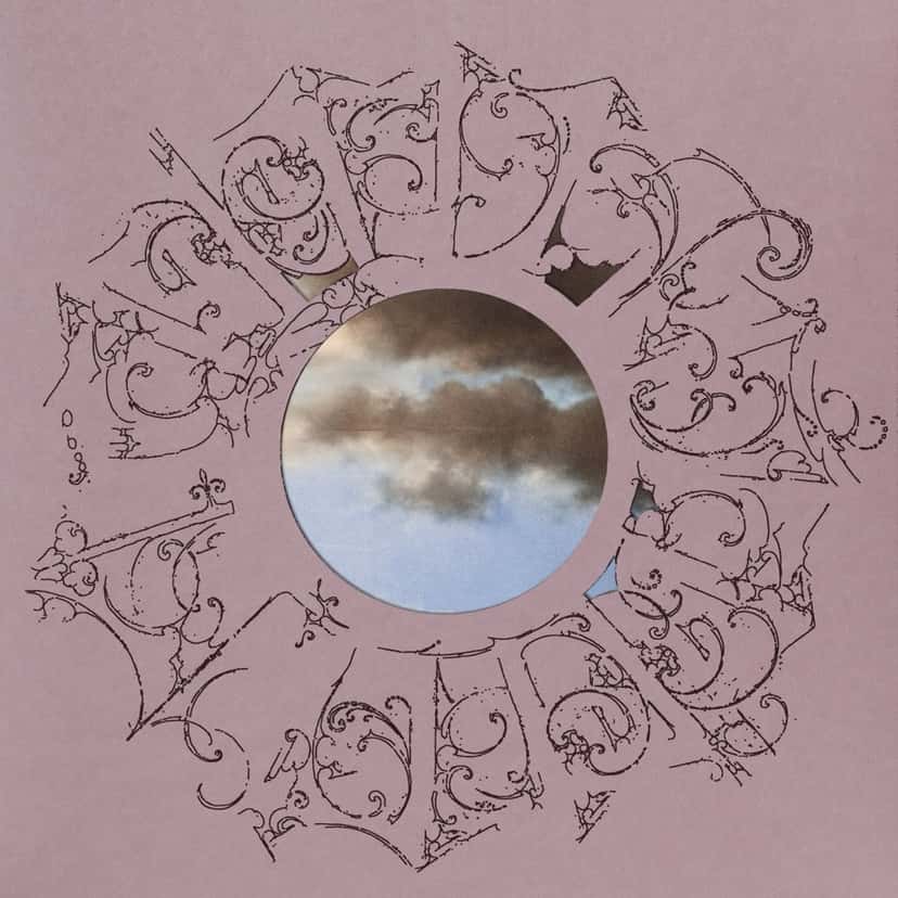 Nueva portada de The Divine Feminine por sus 10 años: un marco calado con ornamentos dibujados sobre fondo rosa viejo, con un círculo de cielo y nubes en el centro