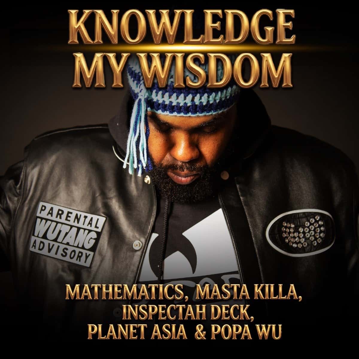 Portada de «Knowledge My Wisdom»: un hombre de gorro tejido azul y campera de cuero con parches del Wu-Tang mira hacia abajo, con el título en letras doradas y los nombres de los artistas