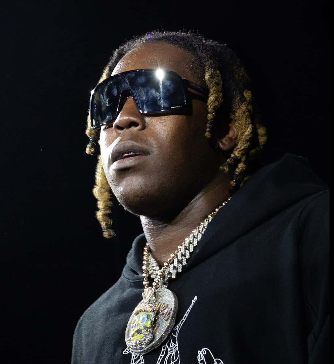 Don Toliver, con anteojos negros, trenzas rubias y cadenas, en un show de 2021 (foto de archivo). Foto: Sanchez Productions, CC BY-SA 4.0, vía Wikimedia Commons
