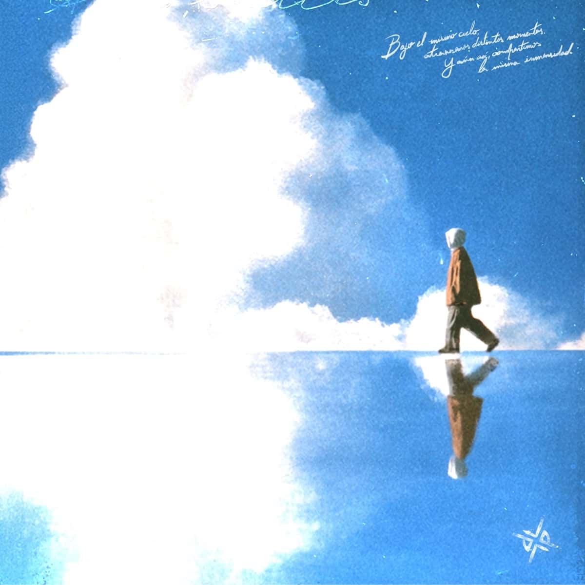 Portada de «entre CIELOS», de Paulo Londra: el artista camina sobre un espejo de agua que refleja un cielo celeste con nubes blancas