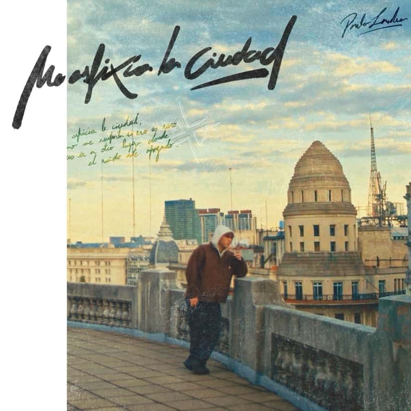 Portada del single «me asfixia LA CIUDAD», de Paulo Londra: el artista, con buzo con capucha, apoyado en una baranda de piedra frente a edificios antiguos y cúpulas